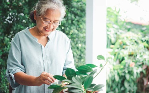 Không lương hưu, không phụ thuộc con cái, cụ bà 70 tuổi vẫn sống thảnh thơi và hạnh phúc nhờ chủ động làm một điều từ trẻ