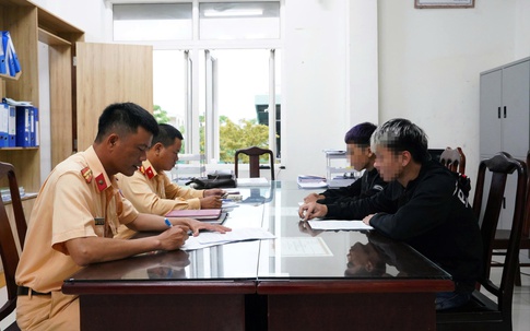 Con điều khiển xe đi bằng một bánh trên phố, cha bị lập biên bản