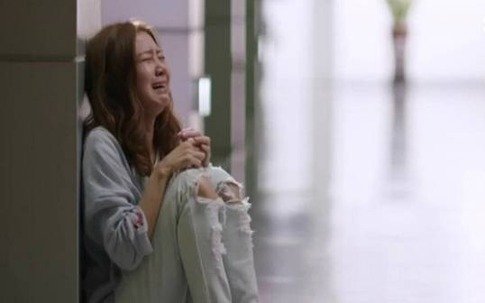 Con dâu mất nhẫn vàng, mẹ chồng nhận tội: Một năm sau bà qua đời để lại 1 tờ giấy khiến tất cả phải bật khóc