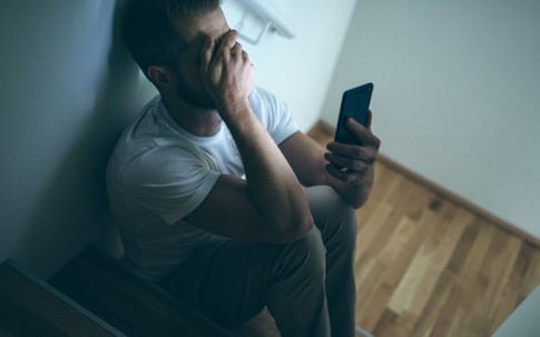 Lướt mạng xã hội, người đàn ông bất ngờ phát hiện vợ mình có chồng mới