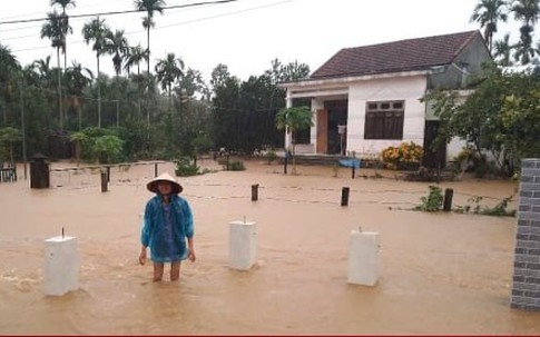 Hơn 2.700 nhà dân ở Quảng Nam, Quảng Trị chìm trong biển nước