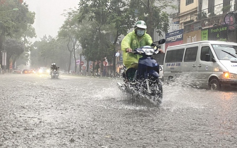 Cảnh báo mưa dông mạnh ở miền Bắc đêm nay sau nắng nóng thiêu đốt
