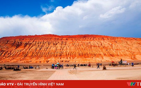 Bất chấp nắng nóng 62°C, du khách đổ đến 'chảo lửa' Hỏa Diệm Sơn