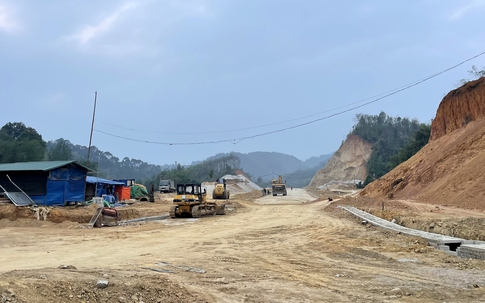 Tiến độ đường vào hồ Nặm Cắt ở Bắc Kạn hiện ra sao, còn vướng mắc gì?