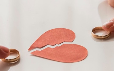 Ly hôn nhưng vẫn sống chung nhà, người phụ nữ bị chê gàn dở