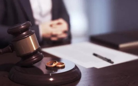 Chê vợ U90 'thiếu chí tiến thủ', cụ ông U100 quyết tâm ly hôn