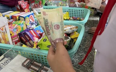 Con tôi bị cô lập vì không có tiền tiêu vặt để mua đồ ăn cổng trường