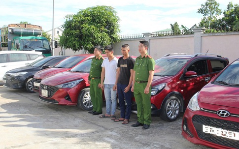 Bắt hai đối tượng làm giả giấy tờ xe, lừa đảo hơn 5 tỷ đồng