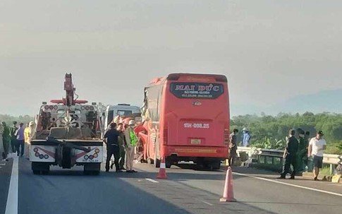Xe khách va chạm với xe đầu kéo trên cao tốc, 9 người thương vong