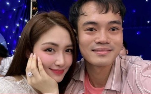 Văn Toàn: 'Chắc chắn không thể yêu Hòa Minzy'