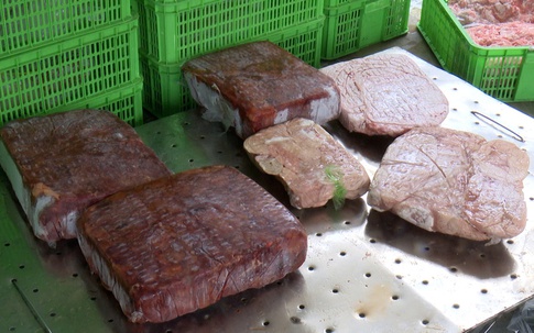 'Chặn đứng' hàng trăm túi gan gà, lòng lợn không đảm bảo an toàn vệ sinh thực phẩm sắp đưa đến quán ăn