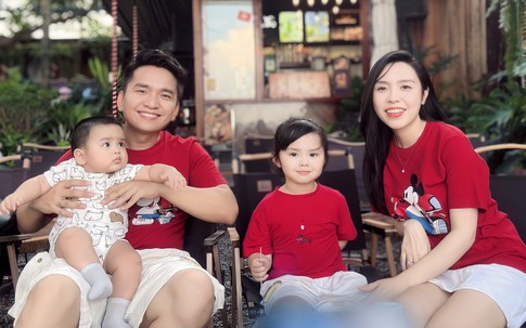 Nam MC có tên đặc biệt nhất VTV khoe bộ ảnh gia đình, biểu cảm 2 nhóc tỳ khiến fan thích thú