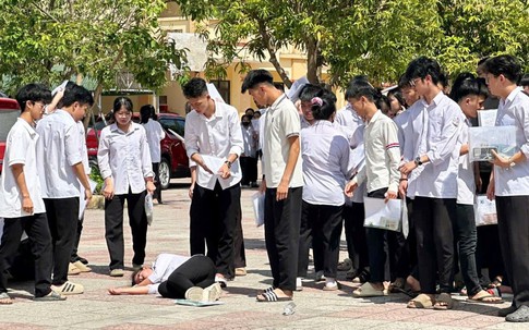Thí sinh ngất xỉu giữa sân trường sau khi kết thúc môn đầu tiên