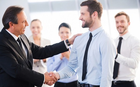 Sếp khen mà đáp "Không có gì" là sai lầm – Đây là cách người EQ cao sẽ trả lời