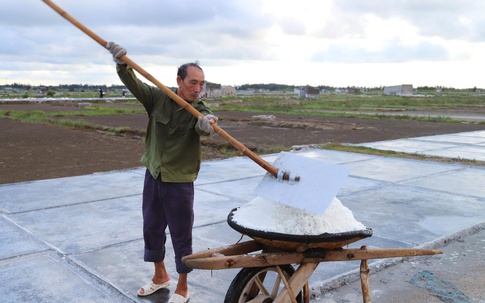 Nghề làm muối bên cửa biển Lạch Quèn