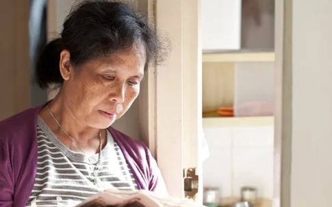 Dành cả đời tiết kiệm cho tuổi già, cụ bà bật khóc: "Điều hối hận nhất trong cuộc đời tôi là đã dành dụm tiền để nghỉ hưu"