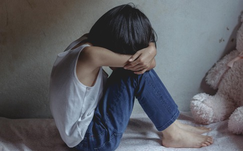 Có những đứa trẻ dành cả đời để chữa lành tuổi thơ: Bữa tối tan vỡ và tiếng khóc trong bóng tối của hai chị em