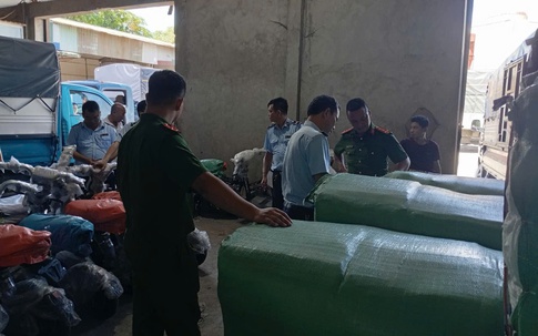 Tiểu thương công khai kinh doanh hàng chục ngàn kilogram vải nhập lậu