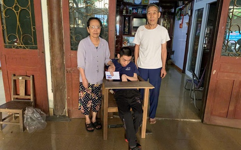Báo Sức khỏe và Đời sống trao tiền bạn đọc hỗ trợ các hoàn cảnh khó khăn ở Hà Tĩnh