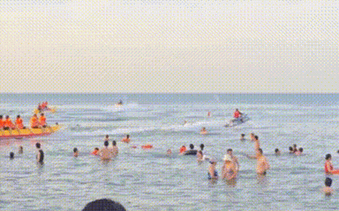 Nguy hiểm rình rập từ mô tô nước kéo phao chuối trái phép ở bãi biển nổi tiếng Quảng Bình