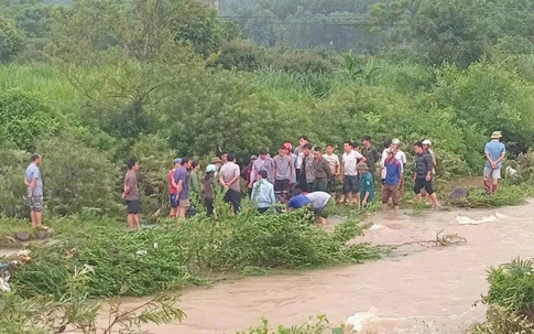Cô gái bị lũ cuốn tử vong khi đi xe máy qua suối ở Hòa Bình