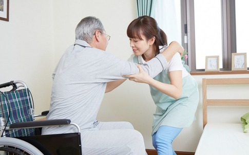 Không bệnh, không nghèo, vẫn tuyệt vọng: Người phụ nữ 20 năm làm giúp việc tiết lộ bi kịch của người già có tiền