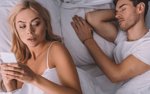 Tin nhắn 'lạ' lúc nửa đêm và bí mật của vợ khiến tôi điên