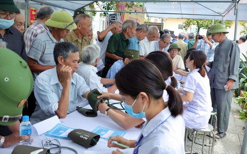 Khám bệnh, cấp phát thuốc miễn phí và tặng quà tri ân người có công với cách mạng
