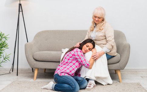 Nhận tiền trông cháu bị nói xấu, 6 năm sau mẹ chồng khiến con dâu hối hận