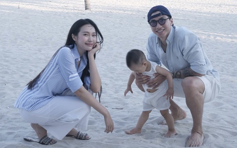 Đoàn Văn Hậu khoe loạt ảnh bên vợ con khi đi nghỉ dưỡng, cộng đồng mạng 'lụi tim' với vẻ đáng yêu của quý tử đầu lòng