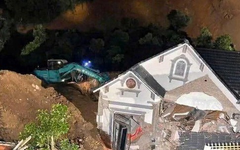 Sạt lở đất vùi lấp nhà dân, 2 người chết, 3 người bị thương