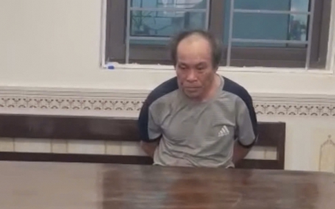 Chém vợ trọng thương rồi khoá cửa cố thủ trong nhà