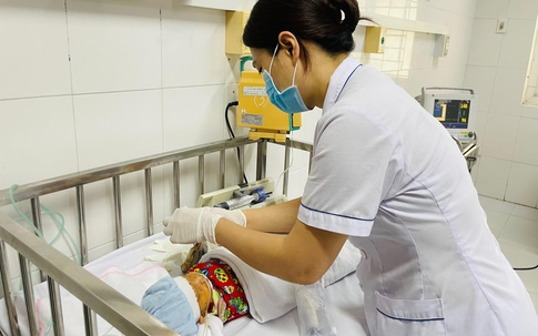 Em bé 3 ngày tuổi nhập viện gấp do người lớn tự cắt rốn bằng kéo, cứa dao lam khắp người để 'giải bệnh'