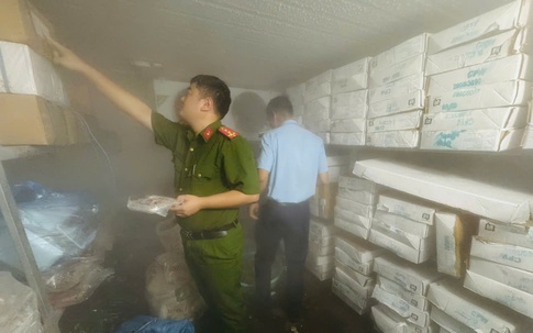 Kiểm tra đột xuất công ty, phát hiện mực ống không rõ nguồn gốc