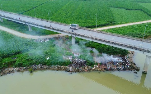 Tái diễn nạn đổ trộm rác bừa bãi ở Nghệ An