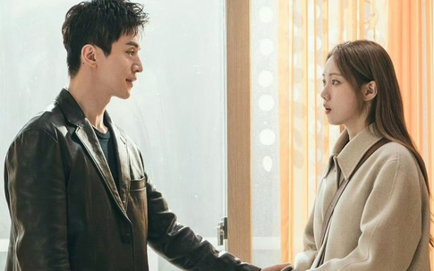Lee Dong Wook lúng túng khi tạo dáng cùng Lee Sung Kyung tại họp báo phim "The Nice Guy"