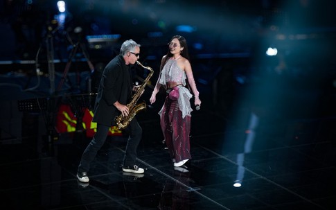 Phương Mỹ Chi trình diễn 'Vũ trụ có anh' phiên bản độc nhất với live band