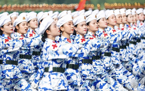 Khối nữ Quân y ‘khoe’ khí chất trong bộ quân phục rằn ri hiện đại