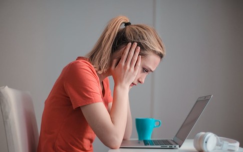 Bà nội về quê đúng dịp nghỉ hè, mẹ 3 con căng thẳng tột độ