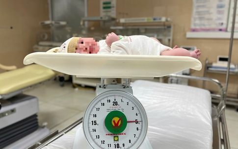Bé gái ở Phú Thọ chào đời với cân nặng 5kg