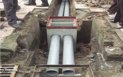 Nếu có cống thoát nước trước cửa nhà, gia chủ cần lưu ý gì để không ảnh hưởng đến sức khỏe