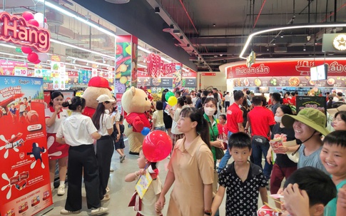 Khuyến mại sâu có lợi túi tiền, người tiêu dùng tranh thủ cuối tuần mua sắm tấp nập