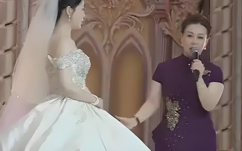 Trong hôn lễ, mẹ chồng lên trao cho tôi 3 chiếc kiềng vàng rất to, sang sảng ép buộc một việc ngoài dự tính