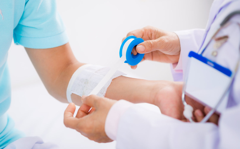 Dịch vụ thay băng rửa vết thương tại nhà của Phòng khám Gia đình Việt Úc