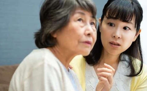 Tôi nhất quyết đưa mẹ chồng vào viện dưỡng lão, mẹ đẻ nổi giận, 1 tháng sau tôi hiểu lý do mà rùng mình