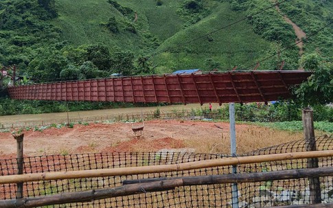 Cầu treo đứt cáp, ô tô chở 3 người rơi thẳng xuống sông