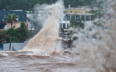 Sóng biển cao lừng lững ở Đồ Sơn, đánh vỡ bờ kè