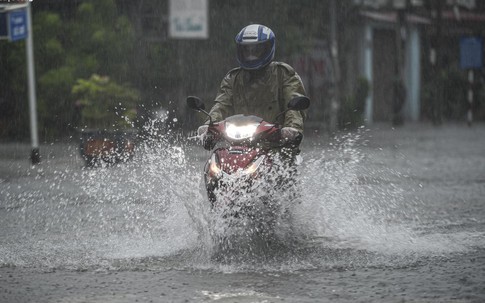 Trước giờ bão Wipha đổ bộ, đường phố Thanh Hóa ngập nặng, hàng quán im lìm