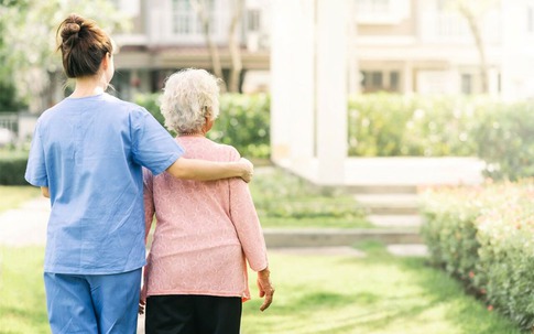 Nhận thừa kế toàn bộ tài sản, tôi vẫn quyết gửi mẹ vào viện dưỡng lão sau một câu nói