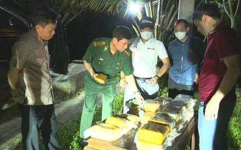 Bí mật bên trong thùng xe 7 chỗ từ Lào về Việt Nam